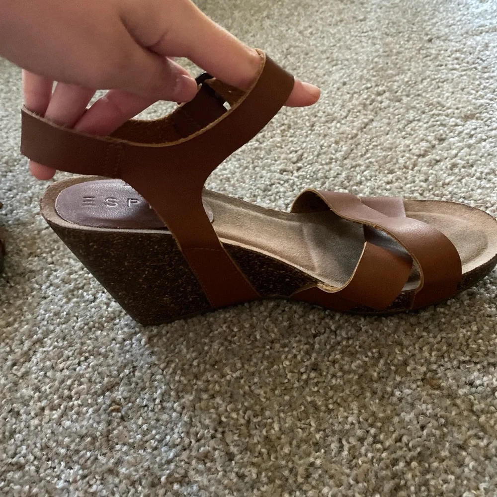 🎱Adorable tan wedges! - Picture 3 of 4